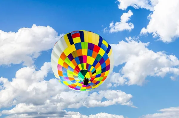 Mavi Gökyüzünde Uçan Renkli Sıcak Hava Balonunun Alçak Açılı Görüntüsü — Stok fotoğraf