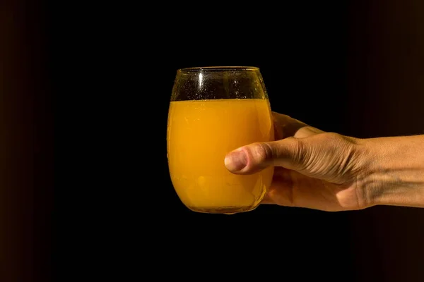 Nahaufnahme Einer Hand Die Ein Glas Frischen Orangensaft Vor Dem — Stockfoto