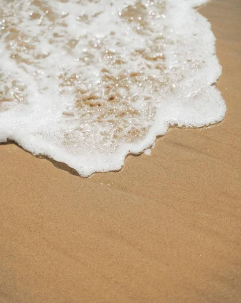 Close Vertical Capturando Movimento Estético Das Ondas Uma Praia Areia — Fotografia de Stock