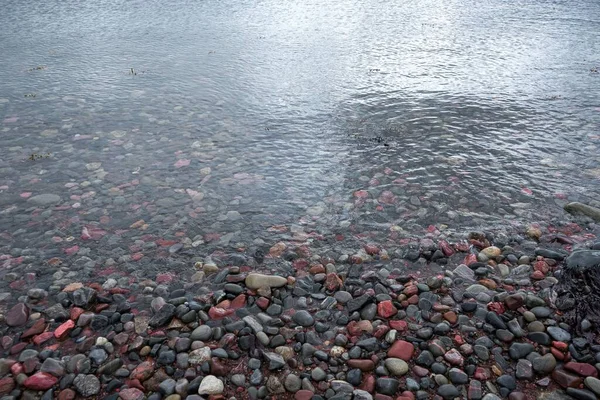 Primer Plano Piedras Colores Bajo Agua Limpia Orilla — Foto de Stock