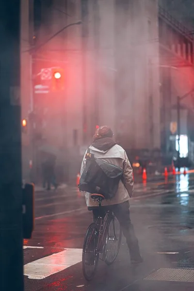 Una Vista Verticale Posteriore Maschio Bicicletta Strada Una Giornata Piovosa — Foto Stock