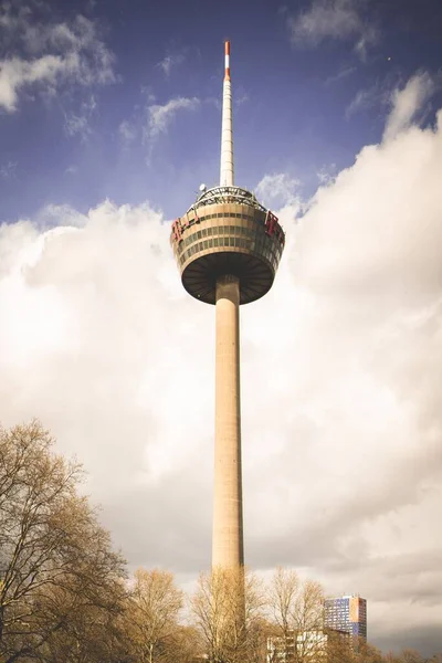 ドイツ ケルンのテレビ塔の垂直ショット — ストック写真