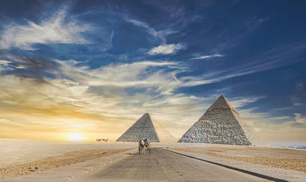 Vacker Utsikt Över Egyptiska Pyramider Molnig Solnedgång Himlen — Stockfoto