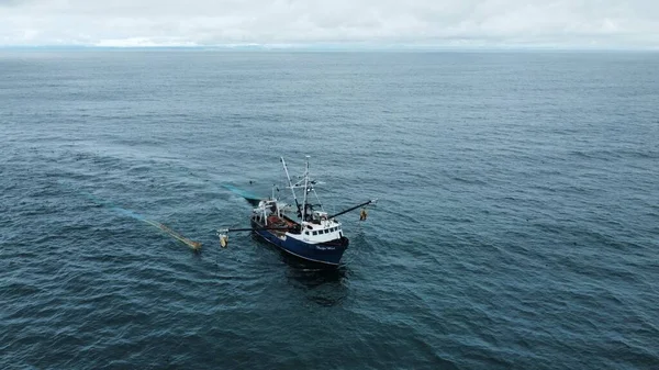 Uçsuz Bucaksız Mavi Okyanusta Gün Işığında Yüzen Bir Balıkçı Teknesinin — Stok fotoğraf