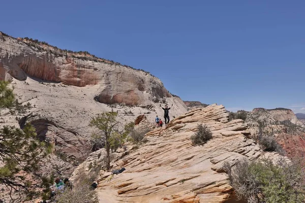 Tourists Hiking Scenic Desert Mountain Cliffs Sunny Day — Stock Photo, Image