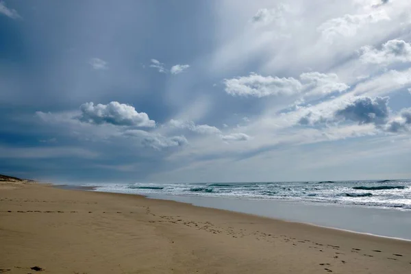 Paisaje Marino Con Una Playa Arena Marrón Bajo Cielo Azul — Foto de Stock