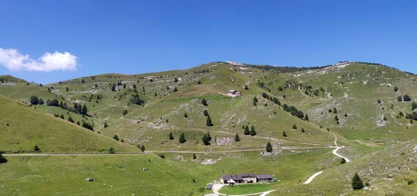 Vue Sur Paysage Verdoyant Vallée Montagne Avec Une Maison Villégiature — Photo