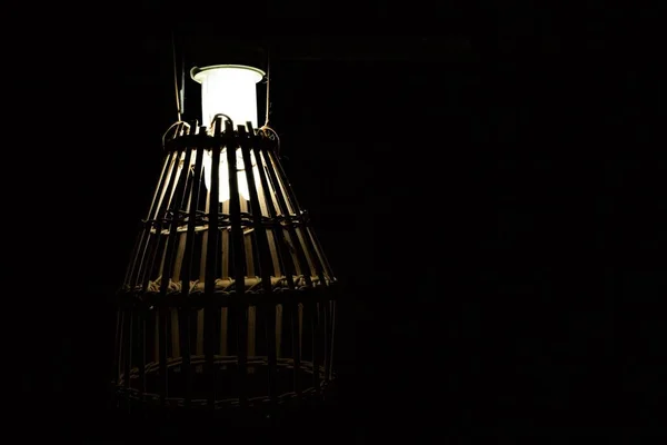 Κοντινό Πλάνο Λαμπτήρα Από Μπαμπού Χαμηλά Φώτα — Φωτογραφία Αρχείου