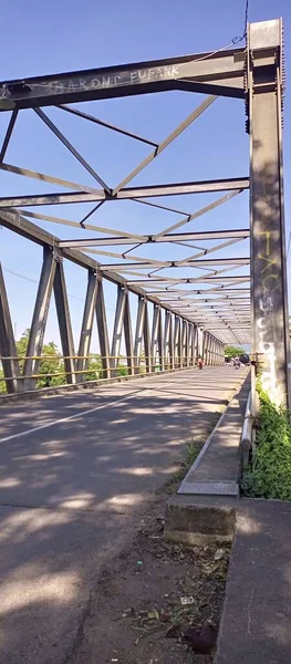 Vertikální Záběr Mostu Oceli Který Umožňuje Dopravní Přístup — Stock fotografie