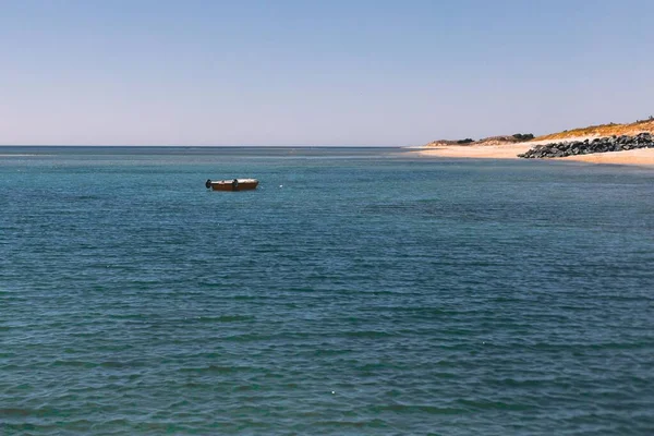 Barca Sull Oceano Blu Sotto Cielo Blu Una Giornata Sole — Foto Stock