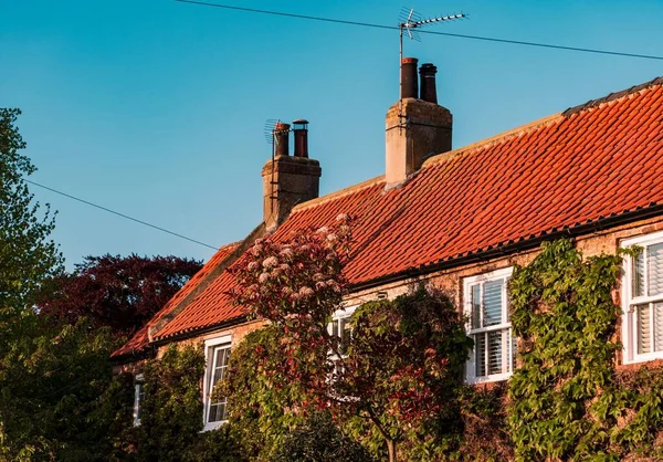 Piękne Ujęcie Starych Domów Cegły Pod Rząd Słoneczny Dzień Anglii — Zdjęcie stockowe