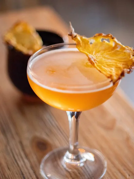 Plan Vertical Verre Cocktail Servi Avec Une Tranche Orange Séchée — Photo