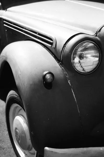 Plan Vertical Noir Blanc Une Vieille Voiture Vintage Dans Une — Photo