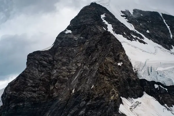 雪に覆われた岩山 — ストック写真