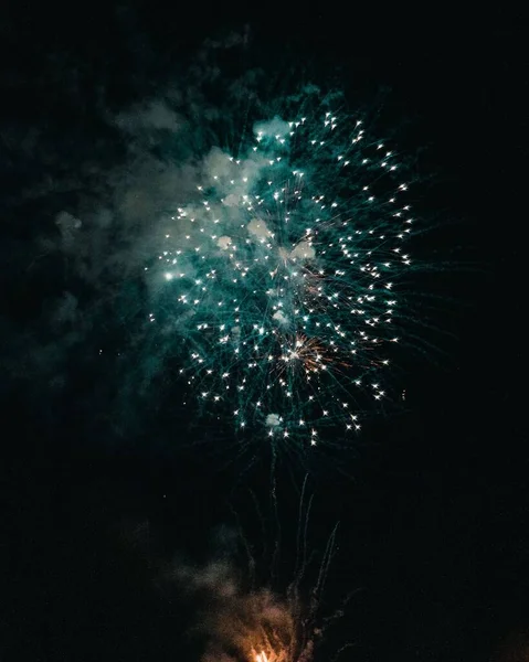 Een Prachtige Nachtelijke Hemel Met Vuurwerk — Stockfoto