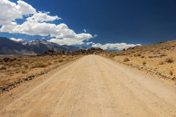 Una Strada Sabbiosa Una Valle Deserta — Foto Stock