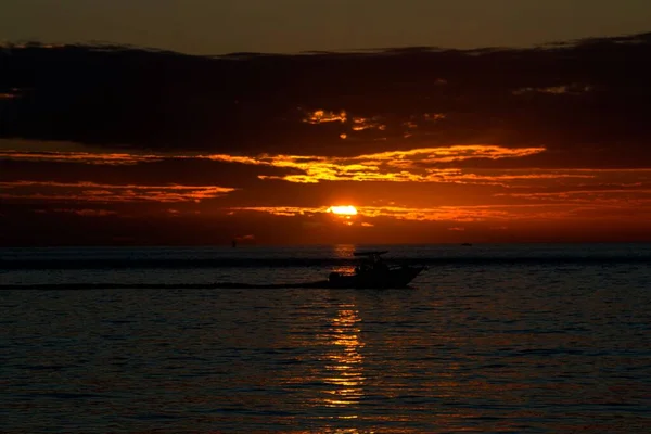 Båt Havet Vacker Röd Solnedgång Perfekt För Bakgrund — Stockfoto