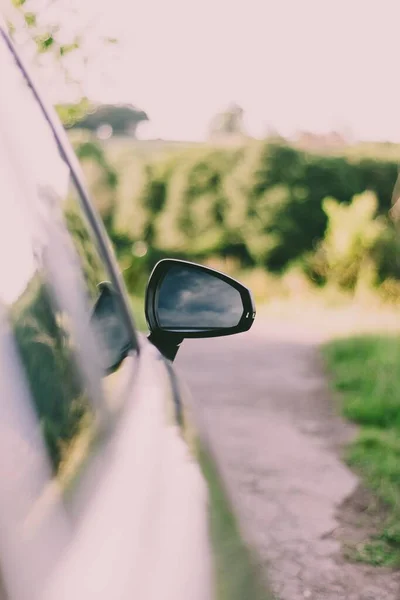 배경에 자동차의 거울의 — 스톡 사진