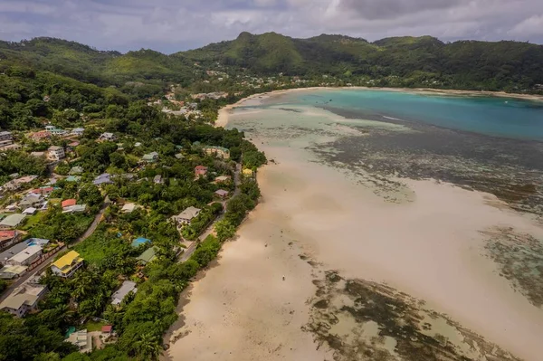Légi Kilátás Zöld Dombok Körül Nyugodt Vízi Üdülőhely Seychelle Szigeteken — Stock Fotó