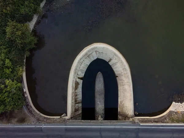 Luftaufnahme Eines Kleinen Betonbogendamms See — Stockfoto
