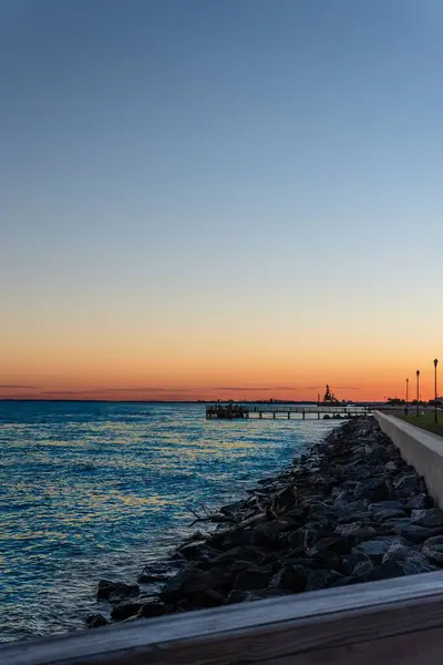 Una Toma Vertical Hermoso Cielo Puesta Sol Degradado Puerto — Foto de Stock