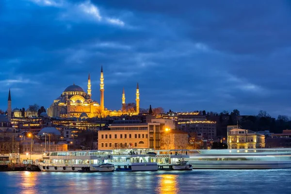 Mesquita Suleymaniye Bonita Istambul Noite Com Luzes Uma Paisagem Aquática — Fotografia de Stock