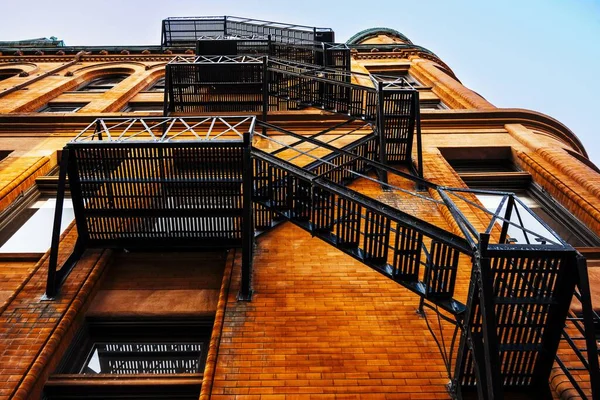カナダのトロントにあるグッドハム フラティロン ビルの十字火の脱出階段の低角度ショット — ストック写真
