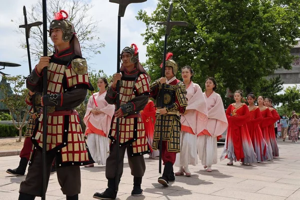 Close Jovens Patriotas Mostrando Como Guardas China Antiga Vestiriam Weihai — Fotografia de Stock