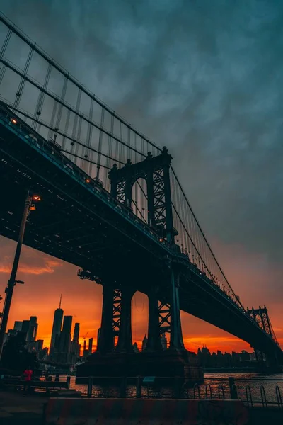 Een Dramatisch Uitzicht Manhattan Bridge Gouden Uur Usa — Stockfoto