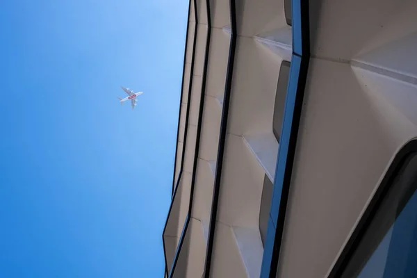 Low Angle Shot Plane Flying Architectural Building London United Kingdom — Stock Photo, Image