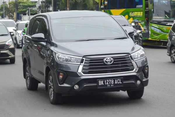 2021 Toyota Kijang Innova Τύπος Medan Βόρεια Σουμάτρα Ινδονησία — Φωτογραφία Αρχείου