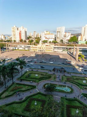Kare, eski ve modern binalarla şehrin havadan görünüşü.