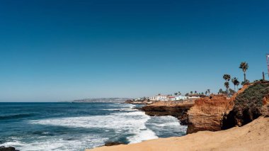 Huzurlu bir sahil şeridinin büyüleyici görüntüsü