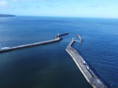 Suyun üzerine inşa edilmiş eski bir köprünün yüksek açılı görüntüsü.
