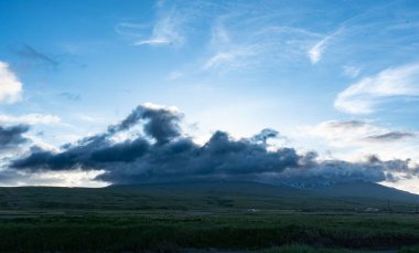 Moffett Dağı ve Adak Pist 23 üzerinde gün batımı