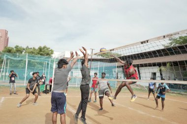 Genç Güney Asyalı erkekler voleybol oynuyor