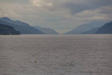 Bulutlu bir akşamda deniz manzarası, İskoçya, Loch Ness