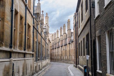 Cambridge şehrinde dar bir sokak.