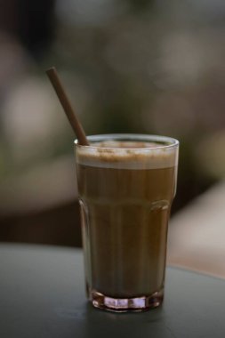 Bulanık arkaplanlı buzlu kahve.