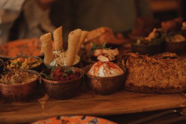 Aperatiflerin yakın çekimi ahşap servis tahtasının üzerinde.