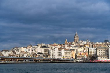 İstanbul 'daki Galata Köprüsü ve Galata Kulesi manzarası