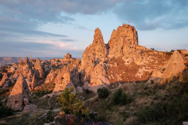 Uchisar, Kapadokya, Türkiye 'de gün batımında mağara kentinin manzarası