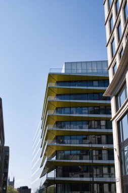 Londra 'da yüksek ve modern bir binanın güzel bir görüntüsü.