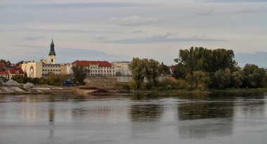 Polonya 'nın Vistula nehrinin kıyısından Eski Fordon manzarası