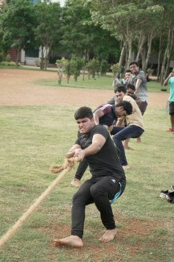 Genç Güney Asyalı adamlar çekiştirip duruyor
