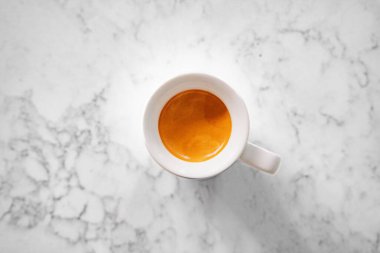 Duble espresso ile beyaz porselen bardak. Üstteki resim.