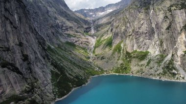 İsviçre 'nin Guttannen dağlarında mavi bir baraj manzarası.