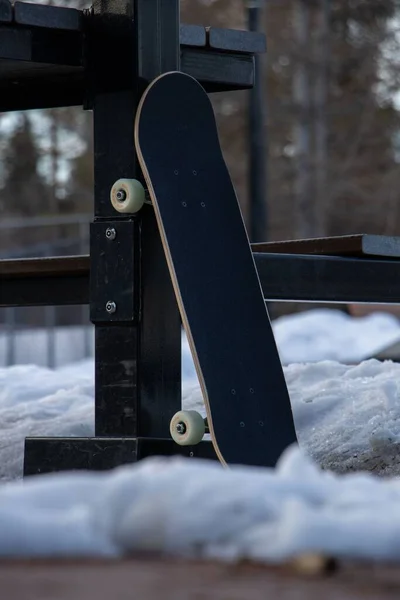 Μια Κάθετη Βολή Ενός Skateboard Τοποθετείται Ένα Χιονισμένο Έδαφος — Φωτογραφία Αρχείου