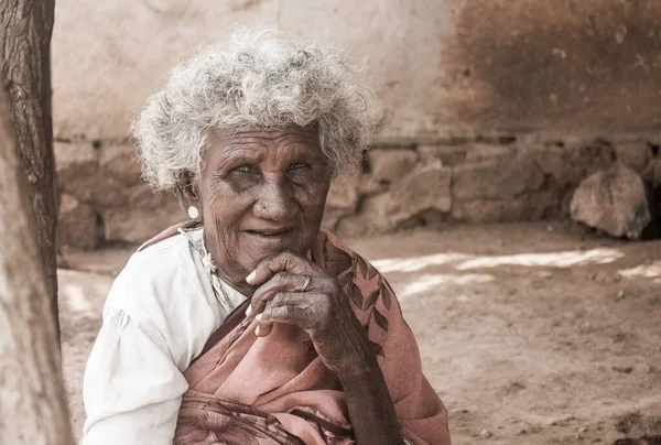 Zbliżenie Rustykalne Ujęcie Uśmiechniętej Starszej Plemiennej Kobiety Obozie Zdrowia Munnar — Zdjęcie stockowe