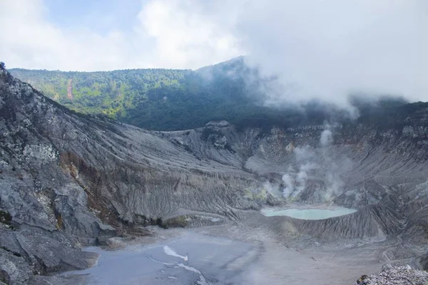 Tiro Alto Ângulo Montanhas Vulcânicas Contra Florestas Verdes Cobertas Nuvens — Fotografia de Stock